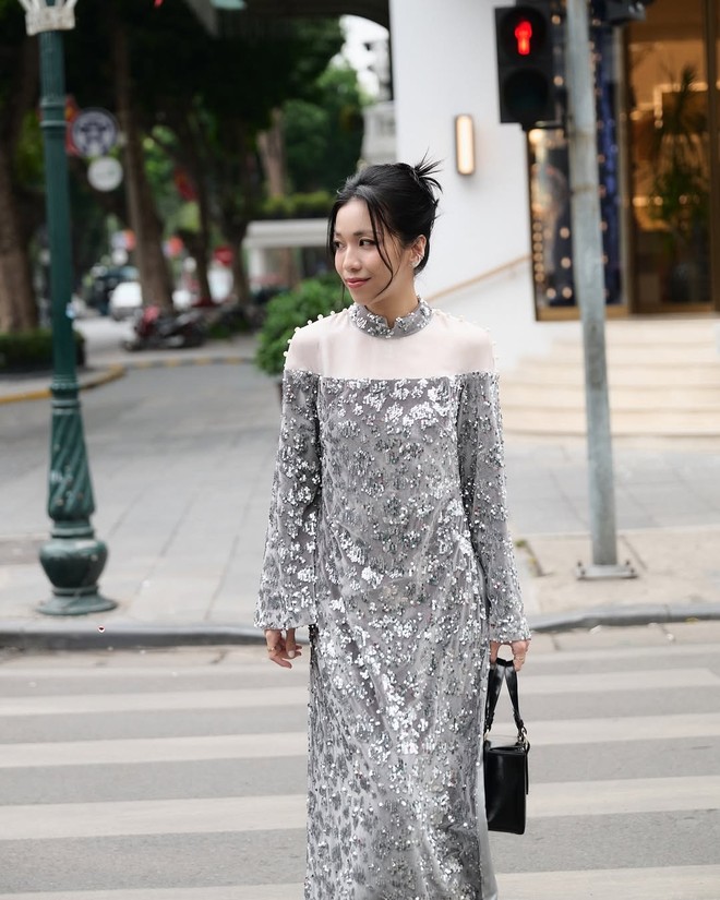Áo dài sequins lấp lánh, lựa chọn hoàn hảo để nàng đón chào năm mới- Ảnh 4. Áo dài sequins lấp lánh, lựa chọn hoàn hảo để nàng đón chào năm mới- Ảnh 4.