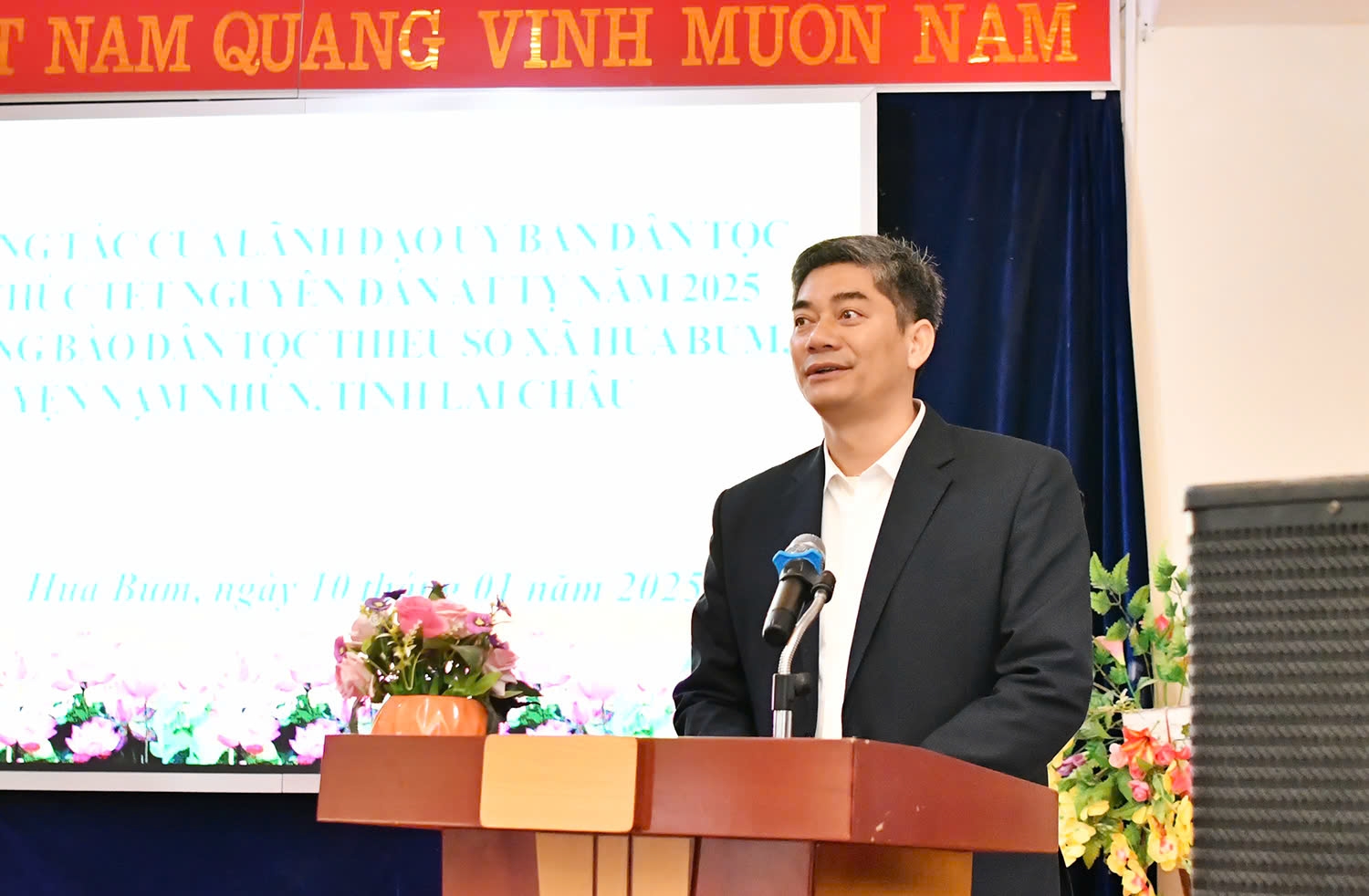 Ủy viên dự khuyết BCH Trung ương Đảng, Thứ trưởng, Phó Chủ nhiệm UBDT Y Vinh Tơr phát biểu chúc tết tới bà con Nhân dân xã Hua Bum Ủy viên dự khuyết BCH Trung ương Đảng, Thứ trưởng, Phó Chủ nhiệm UBDT Y Vinh Tơr phát biểu chúc tết tới bà con Nhân dân xã Hua Bum