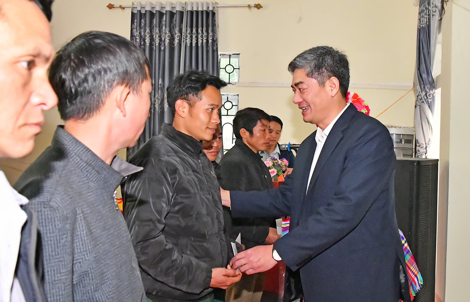 Ủy viên dự khuyết BCH Trung ương Đảng, Thứ trưởng, Phó Chủ nhiệm UBDT Y Vinh Tơr tặng quà và chúc tết Người có uy tín xã Hua Bum Ủy viên dự khuyết BCH Trung ương Đảng, Thứ trưởng, Phó Chủ nhiệm UBDT Y Vinh Tơr tặng quà và chúc tết Người có uy tín xã Hua Bum
