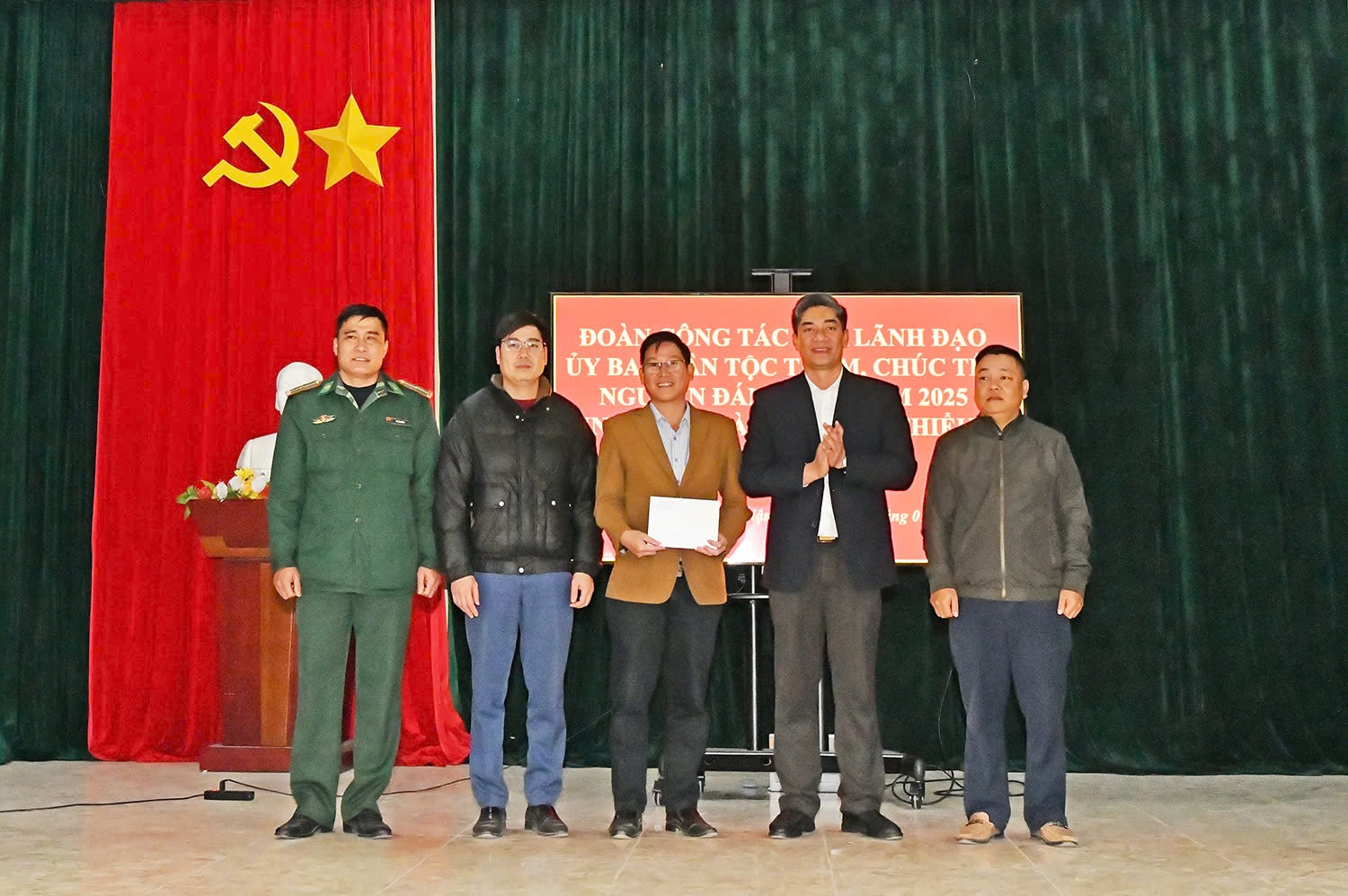 Ủy viên dự khuyết BCH Trung ương Đảng, Thứ trưởng, Phó Chủ nhiệm UBDT Y Vinh Tơr tặng quà Tết cho Đảng ủy, UBND xã Nậm Ban Ủy viên dự khuyết BCH Trung ương Đảng, Thứ trưởng, Phó Chủ nhiệm UBDT Y Vinh Tơr tặng quà Tết cho Đảng ủy, UBND xã Nậm Ban
