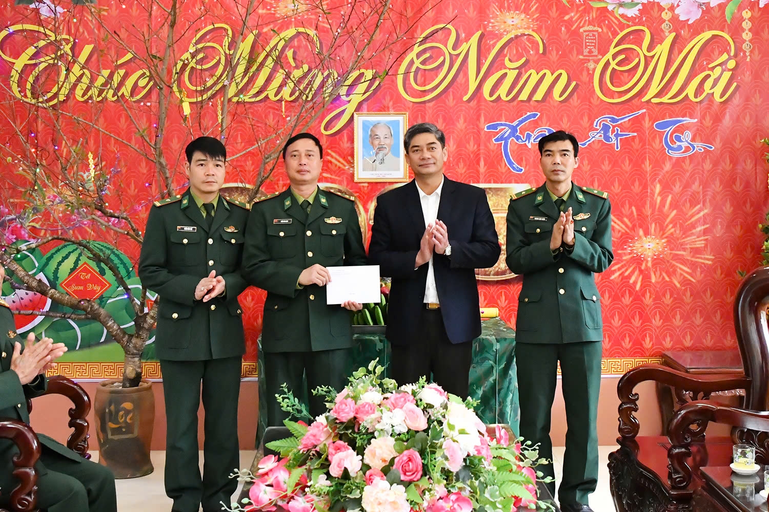 Thứ trưởng, Phó Chủ nhiệm UBDT Y Vinh Tơr thăm và tặng quà Tết cho Đồn Biên phòng Hua Bum Thứ trưởng, Phó Chủ nhiệm UBDT Y Vinh Tơr thăm và tặng quà Tết cho Đồn Biên phòng Hua Bum