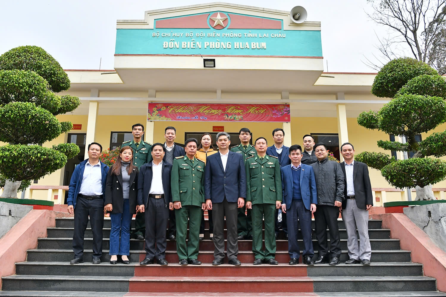 Các đại biểu chụp ảnh lưu niệm tại Đồn Biên phòng Hua Bum Các đại biểu chụp ảnh lưu niệm tại Đồn Biên phòng Hua Bum