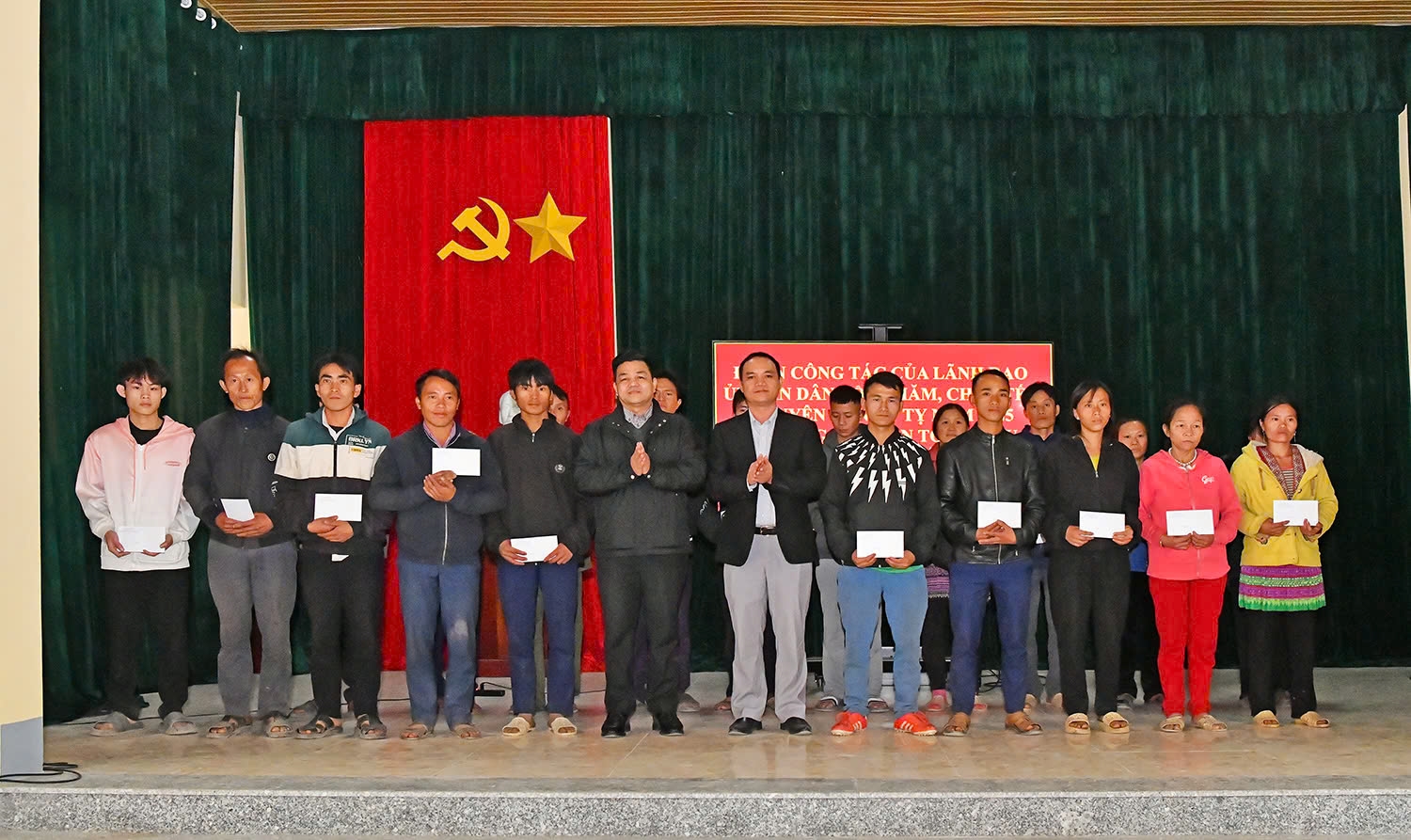 Ông Ngô Quang Hải, Phó Vụ trưởng Vụ Tuyên truyền và ông Hà Văn Chín, Phó Vụ trưởng Vụ Chính sách dân tộc tặng quà cho các hộ nghèo Ông Ngô Quang Hải, Phó Vụ trưởng Vụ Tuyên truyền và ông Hà Văn Chín, Phó Vụ trưởng Vụ Chính sách dân tộc tặng quà cho các hộ nghèo