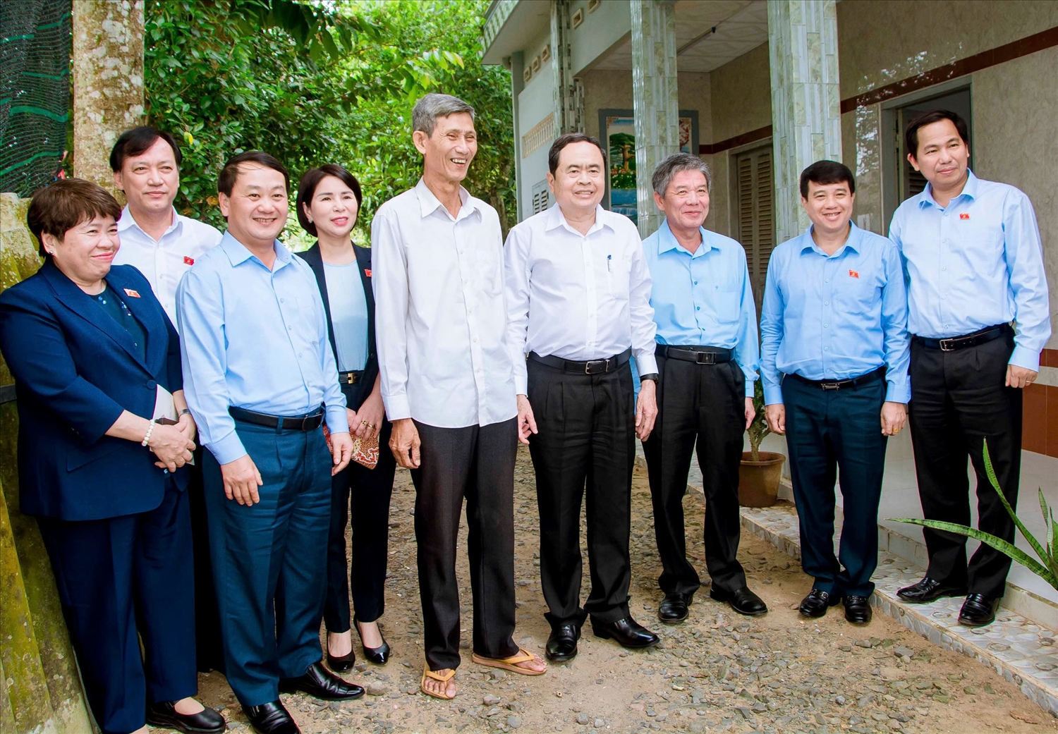 Chủ tịch Quốc hội cùng các thành viên Đoàn công tác chụp ảnh lưu niệm cùng ông Sơn Văn Được, là Người có uy tín trong đồng bào DTTS TP. Trà Vinh Chủ tịch Quốc hội cùng các thành viên Đoàn công tác chụp ảnh lưu niệm cùng ông Sơn Văn Được, là Người có uy tín trong đồng bào DTTS TP. Trà Vinh