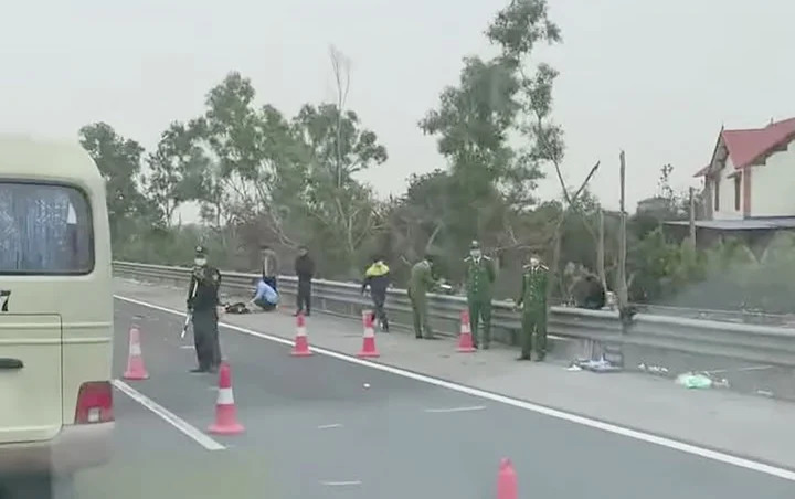 Phát hiện thi thể người đàn ông biến dạng trên cao tốc- Ảnh 2. Phát hiện thi thể người đàn ông biến dạng trên cao tốc- Ảnh 2.
