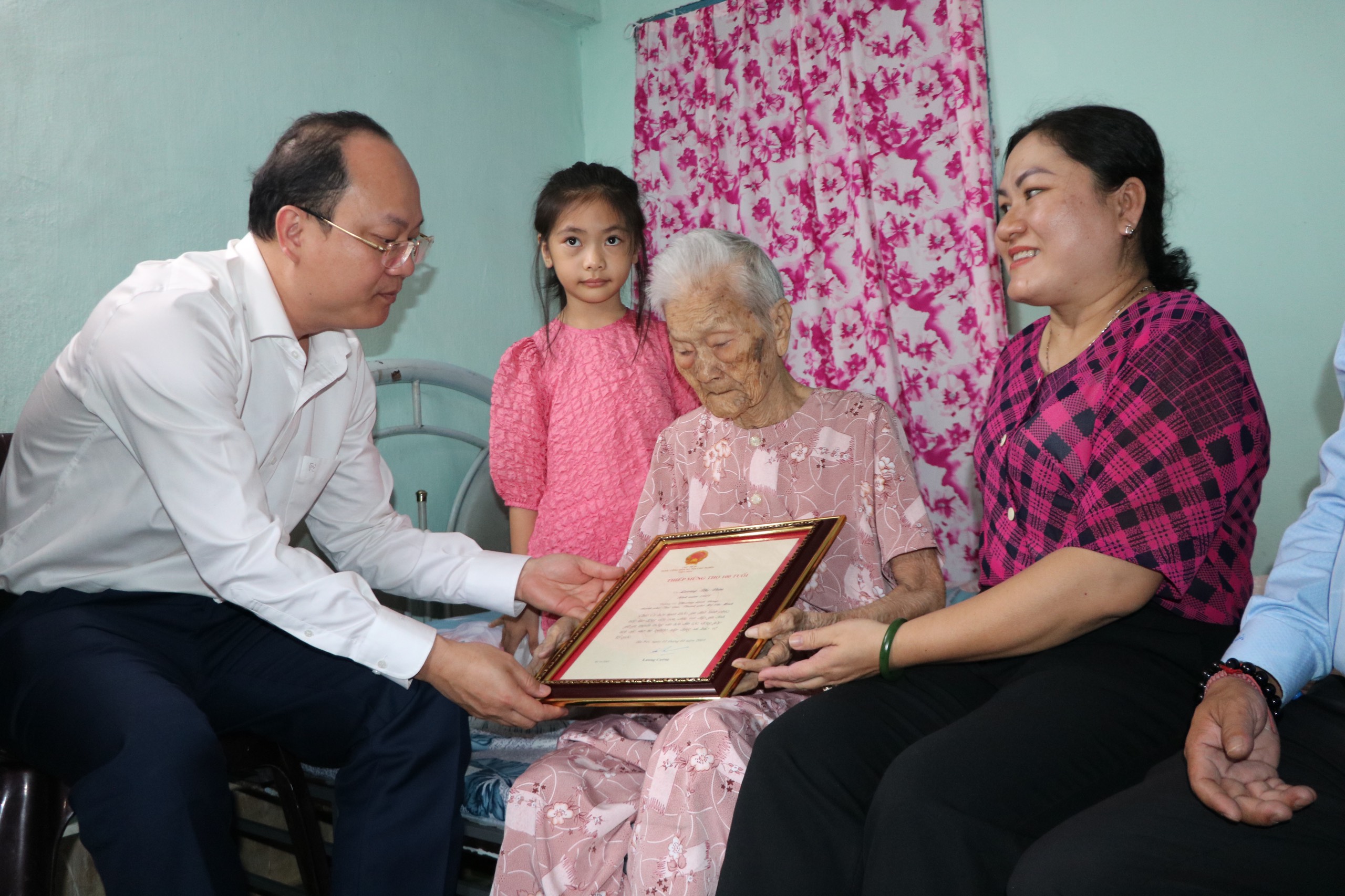 Lãnh đạo TP HCM thăm, chúc Tết người có công, người cao tuổi, dân tộc thiểu số và trẻ em mồ côi- Ảnh 2. Lãnh đạo TP HCM thăm, chúc Tết người có công, người cao tuổi, dân tộc thiểu số và trẻ em mồ côi- Ảnh 2.