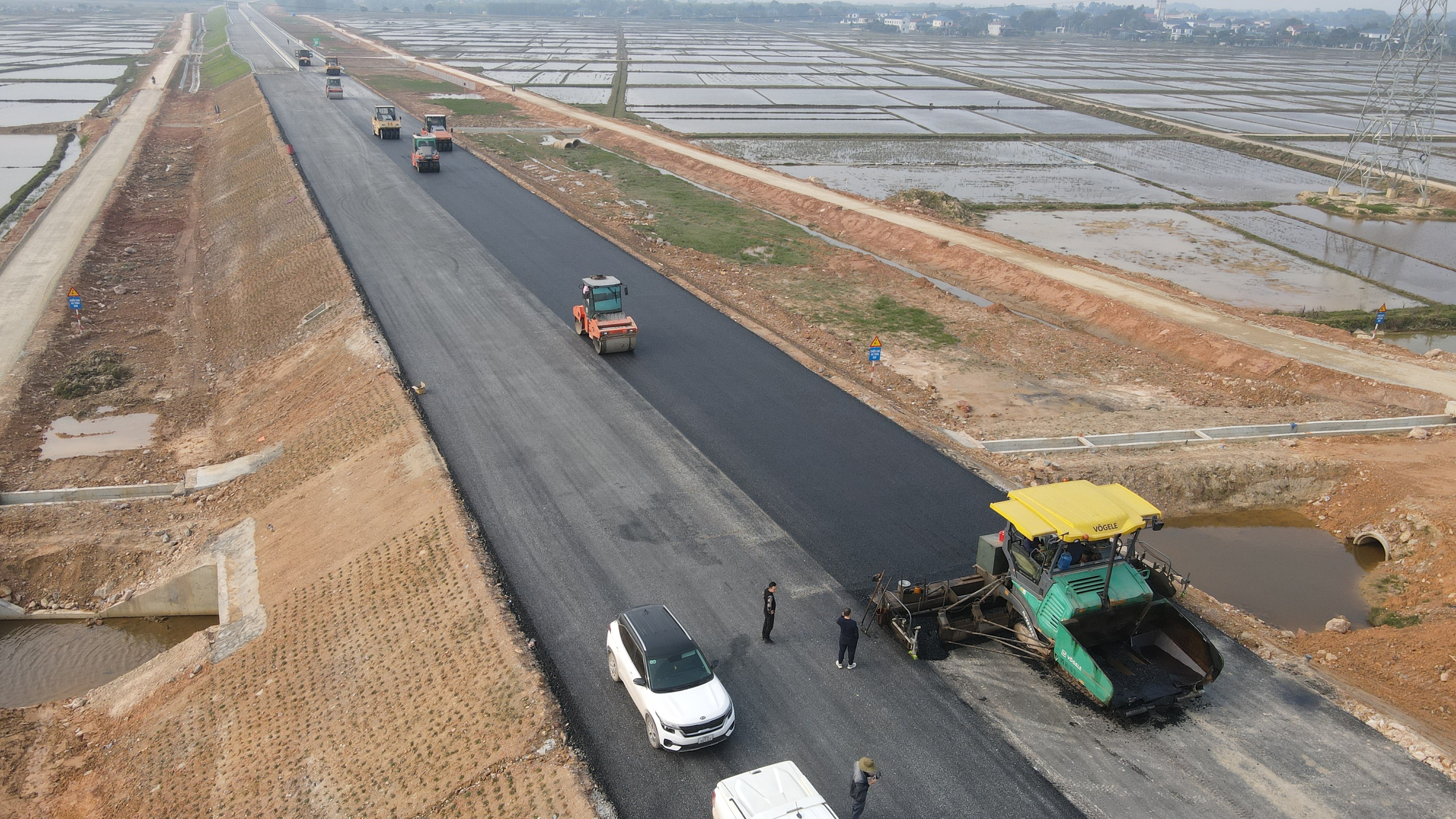 Nhộn nhịp công trường cao tốc qua Hà Tĩnh những ngày đầu năm- Ảnh 5. Nhộn nhịp công trường cao tốc qua Hà Tĩnh những ngày đầu năm- Ảnh 5.