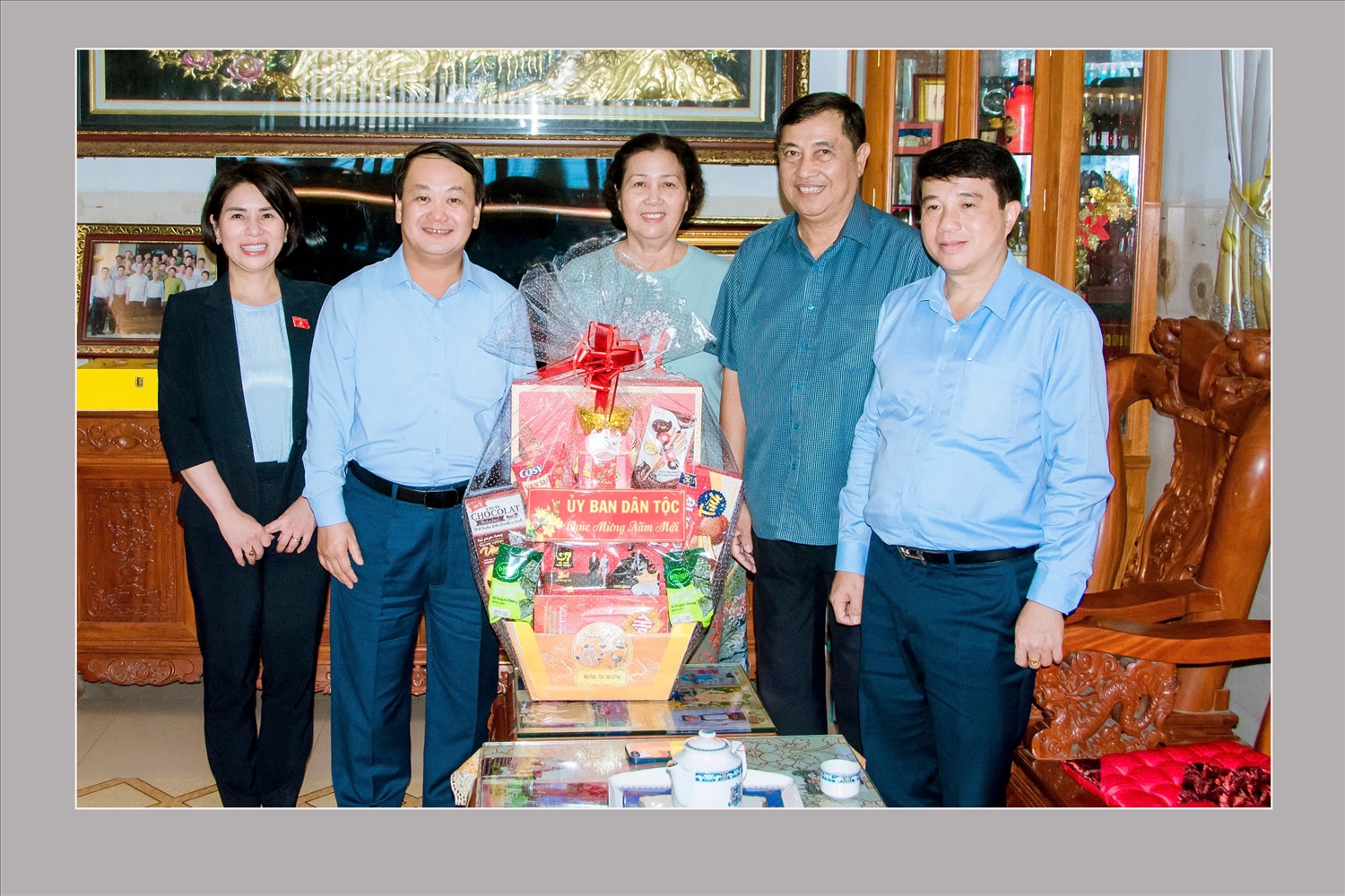 Đoàn công tác chụp ảnh lưu niệm cùng Nguyên Thứ trưởng, Phó chủ nhiệm Uỷ Ban Dân tộc Đoàn công tác chụp ảnh lưu niệm cùng Nguyên Thứ trưởng, Phó chủ nhiệm Uỷ Ban Dân tộc