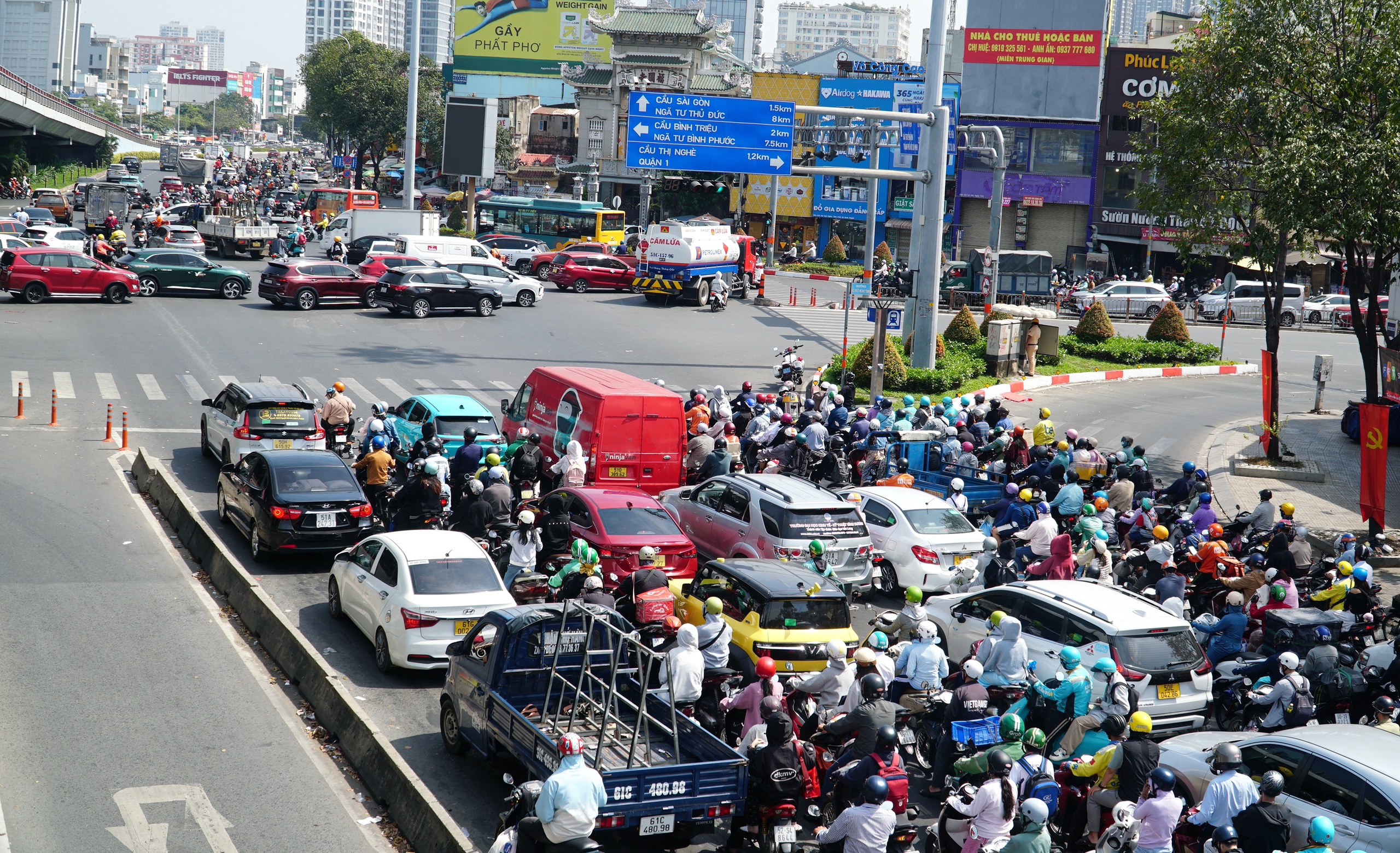 Kẹt xe, tắc đường, vượt đèn đỏ, dùng như thế nào trong tiếng Anh?- Ảnh 2. Kẹt xe, tắc đường, vượt đèn đỏ, dùng như thế nào trong tiếng Anh?- Ảnh 2.
