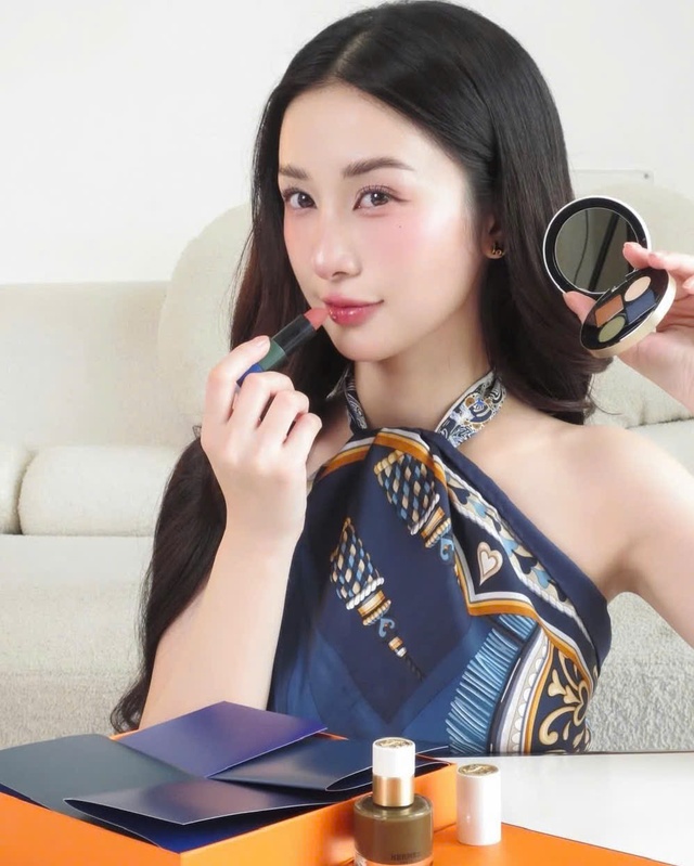 Thiết kế cổ yếm đẹp thướt tha cho nàng lên đồ du xuân- Ảnh 8. Thiết kế cổ yếm đẹp thướt tha cho nàng lên đồ du xuân- Ảnh 8.