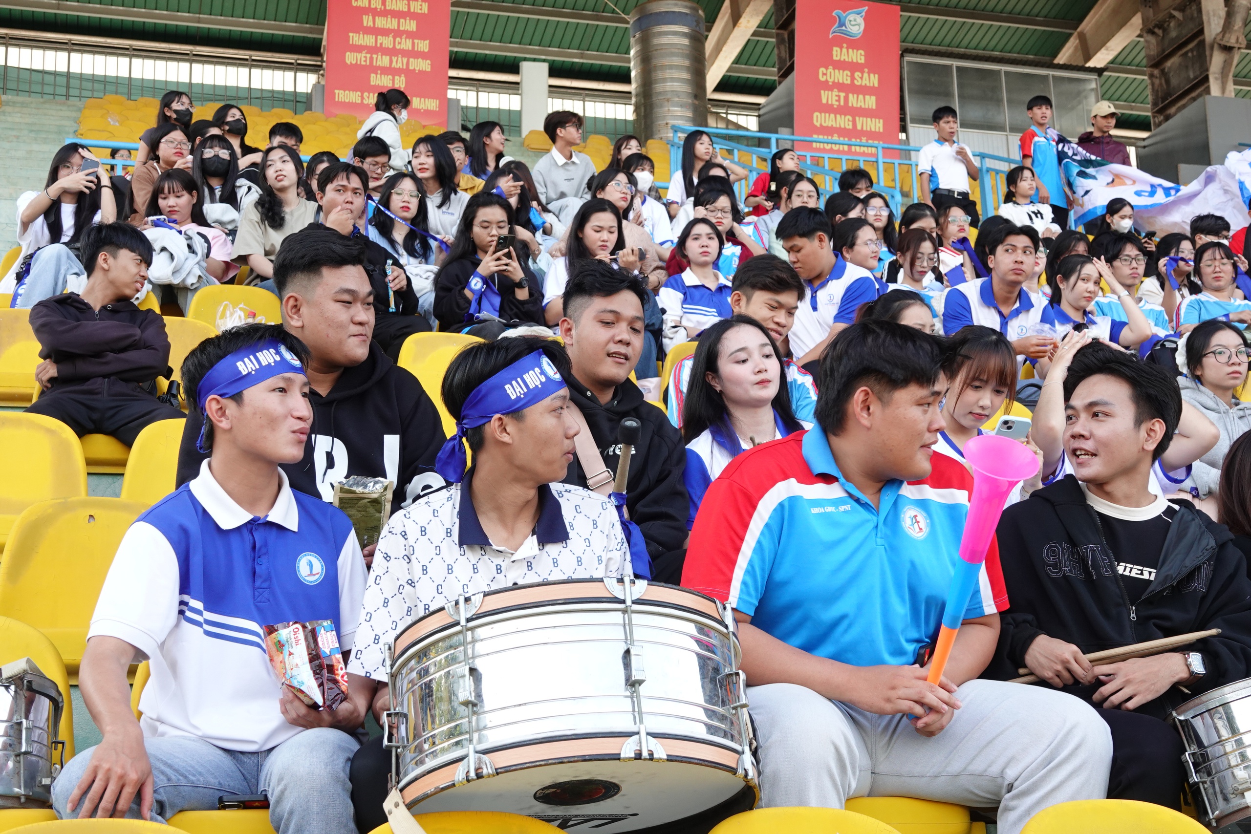 Trường ĐH Đồng Tháp: Dù thắng hay thua vẫn luôn cổ vũ đẹp- Ảnh 4. Trường ĐH Đồng Tháp: Dù thắng hay thua vẫn luôn cổ vũ đẹp- Ảnh 4.