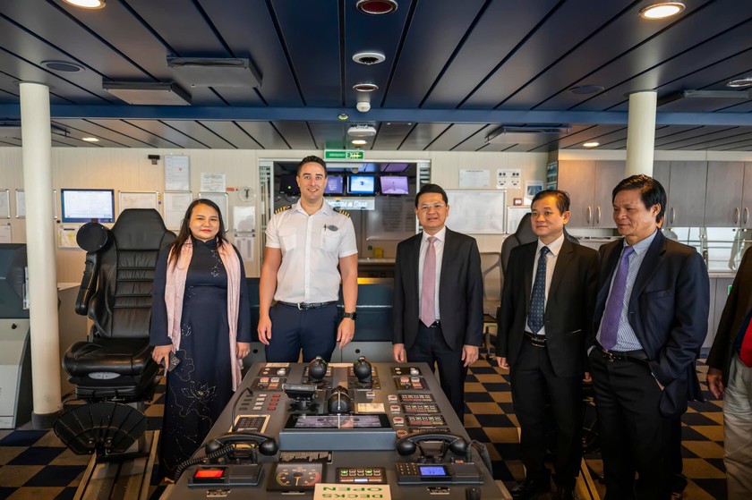Hãng tàu Royal Caribbean mời lãnh đạo thành phố, Sở Du lịch và các đại biểu tham quan khu vực vận hành buồng lái.