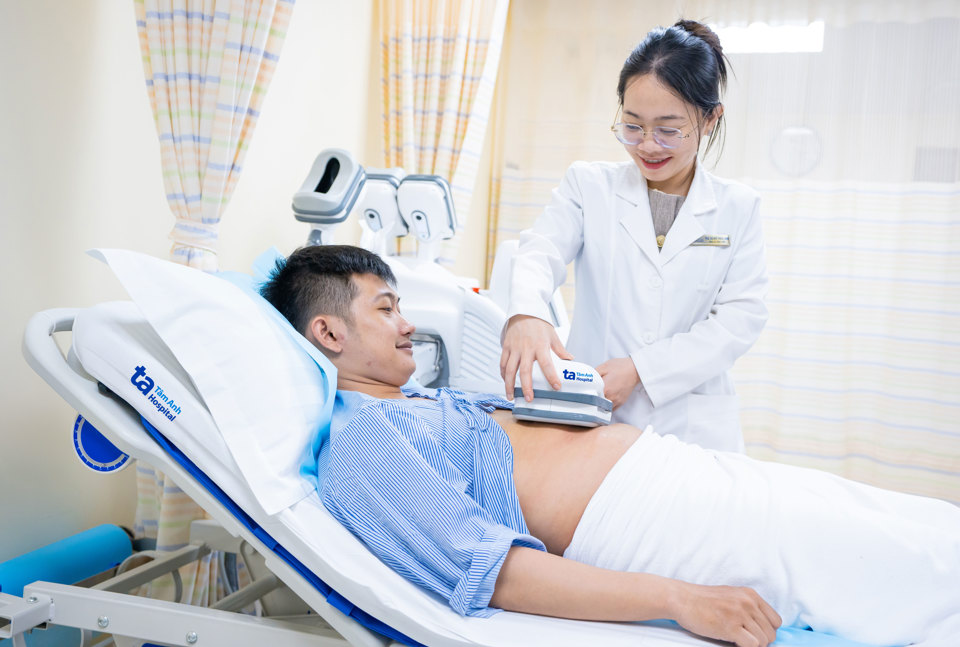 Trung tâm Giảm cân Tâm Anh đầu tư hệ thống đông hủy mỡhiện đại, tiên tiến, nhập khẩu chính hãng từ châu Âu. Máy giúp giảm mỡ bụng, bắp tay, lưng, đùi, nọng cằm… ở nhiệt độ -5 đến -10 độ C mà không cần phẫu thuật, không tổn thương các mô lành xung quanh. Ảnh: BVĐK Tâm Anh