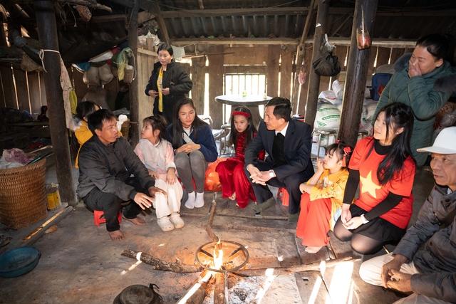 "Tết sẻ chia, Tết yêu thương": Lan tỏa sự ấm áp, sẻ chia đến với trẻ em có hoàn cảnh khó khăn - Ảnh 2. "Tết sẻ chia, Tết yêu thương": Lan tỏa sự ấm áp, sẻ chia đến với trẻ em có hoàn cảnh khó khăn - Ảnh 2.