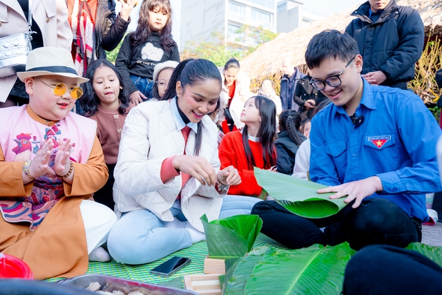 "Tết sẻ chia, Tết yêu thương": Lan tỏa sự ấm áp, sẻ chia đến với trẻ em có hoàn cảnh khó khăn - Ảnh 6. "Tết sẻ chia, Tết yêu thương": Lan tỏa sự ấm áp, sẻ chia đến với trẻ em có hoàn cảnh khó khăn - Ảnh 6.