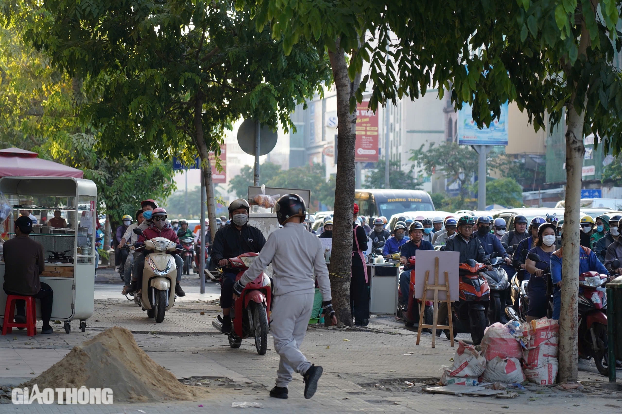 Bất ngờ với giao thông trung tâm TP.HCM ngày đầu tuần- Ảnh 10. Bất ngờ với giao thông trung tâm TP.HCM ngày đầu tuần- Ảnh 10.