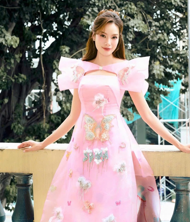 Top 3 mẫu áo dài đẹp mê mà nàng chớ nên bỏ qua- Ảnh 2. Top 3 mẫu áo dài đẹp mê mà nàng chớ nên bỏ qua- Ảnh 2.