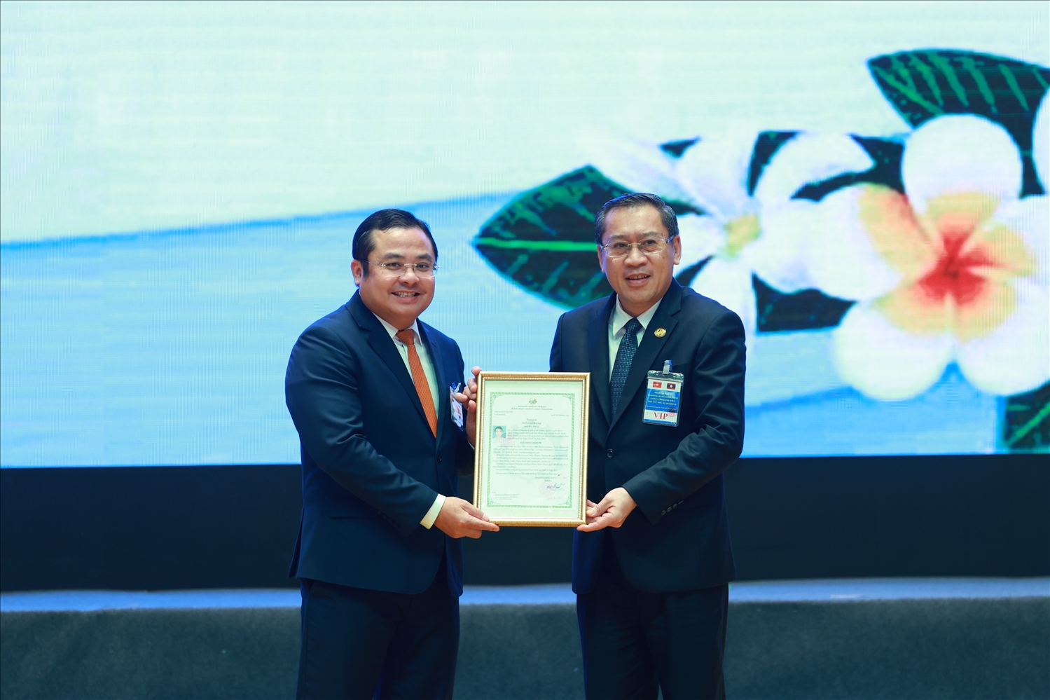 Ông Phùng Quang Hiệp, Chủ tịch HĐTV Tập đoàn Hóa chất Việt Nam nhận Giấy phép xây dựng, triển khai Dự án khai thác và chế biến muối mỏ Kali tại Lào. Ảnh: Dương Giang-TTXVN Ông Phùng Quang Hiệp, Chủ tịch HĐTV Tập đoàn Hóa chất Việt Nam nhận Giấy phép xây dựng, triển khai Dự án khai thác và chế biến muối mỏ Kali tại Lào. Ảnh: Dương Giang-TTXVN