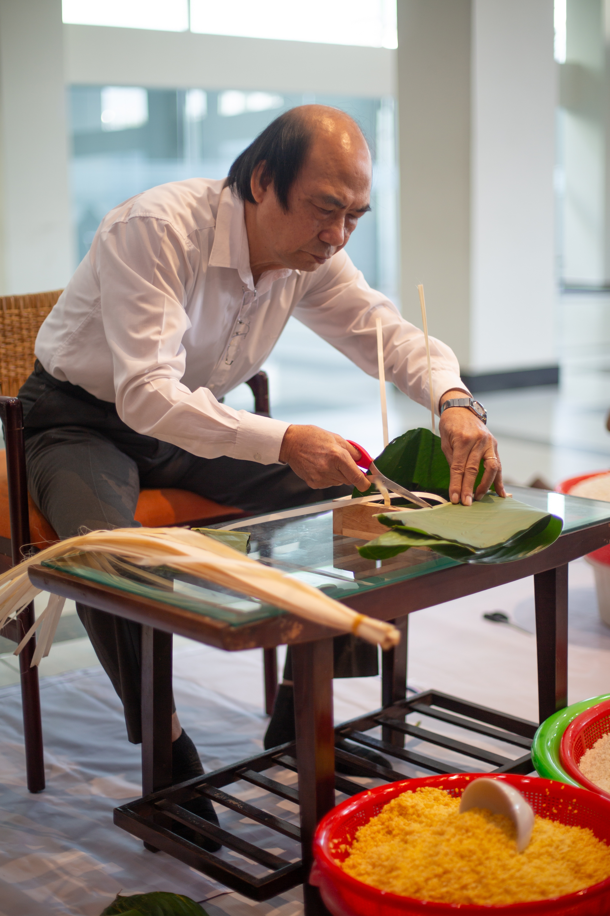 Chuyện lạ: Thầy Việt hướng dẫn sinh viên Myanmar gói bánh chưng- Ảnh 2. Chuyện lạ: Thầy Việt hướng dẫn sinh viên Myanmar gói bánh chưng- Ảnh 2.