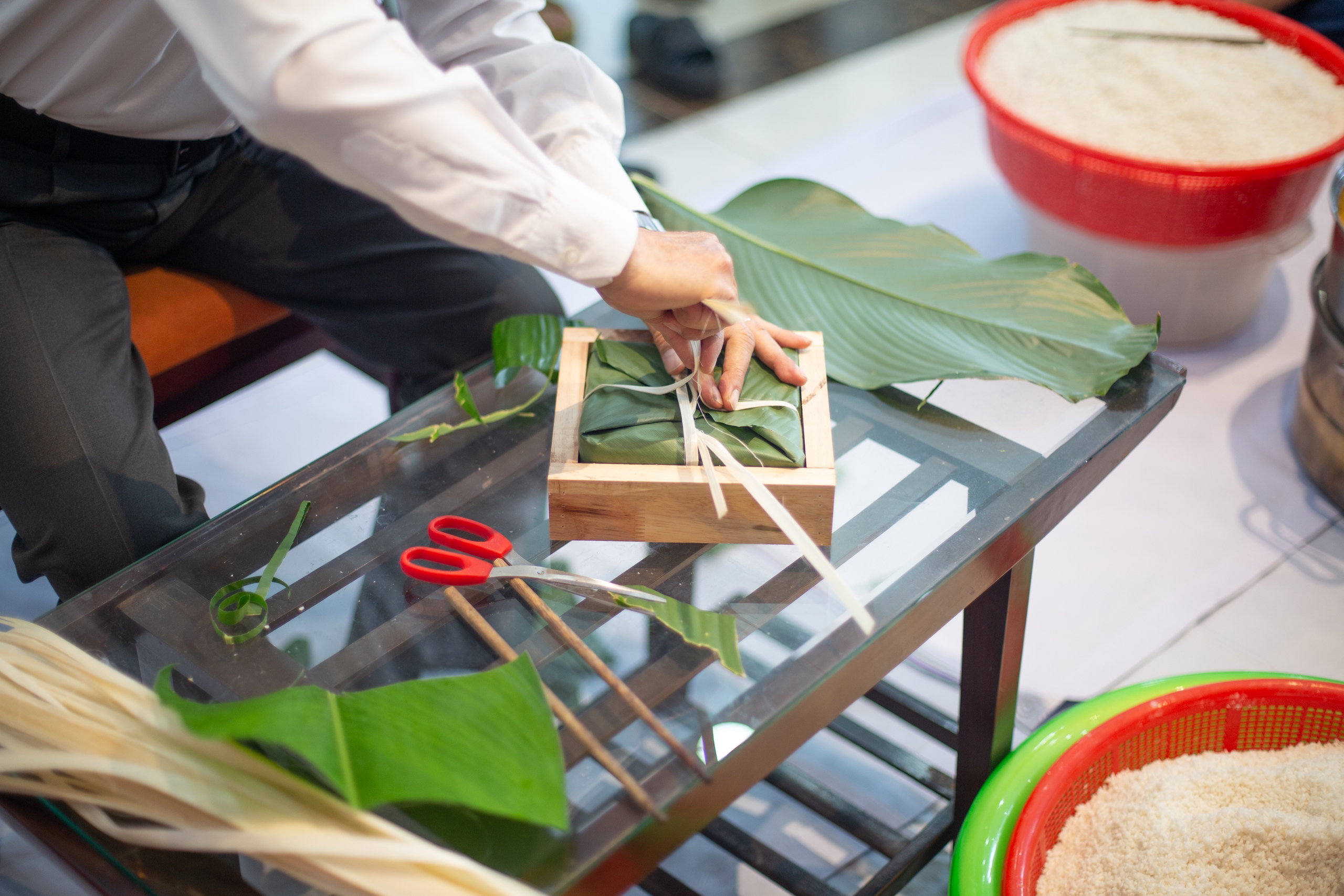 Chuyện lạ: Thầy Việt hướng dẫn sinh viên Myanmar gói bánh chưng- Ảnh 3. Chuyện lạ: Thầy Việt hướng dẫn sinh viên Myanmar gói bánh chưng- Ảnh 3.