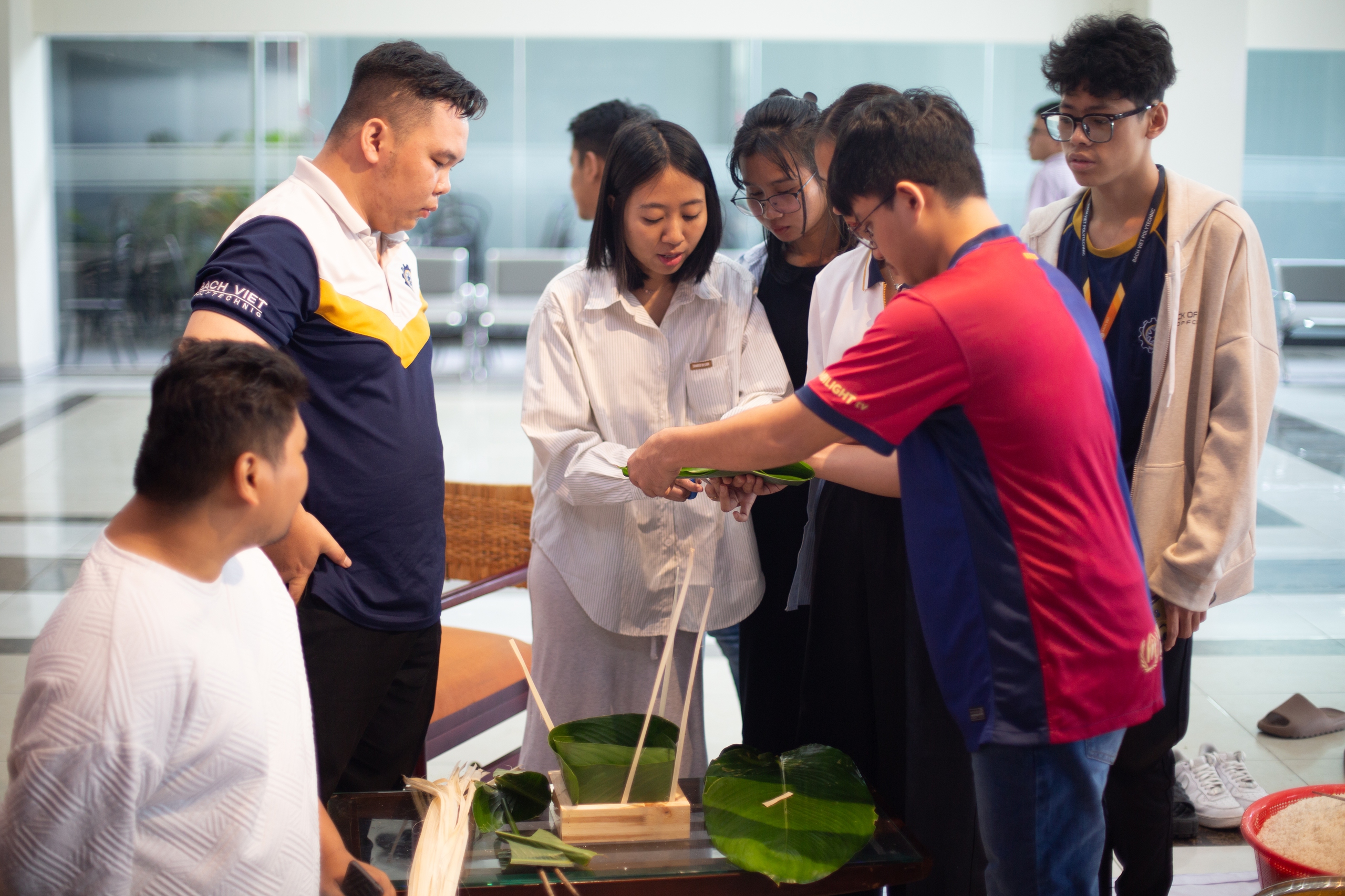 Chuyện lạ: Thầy Việt hướng dẫn sinh viên Myanmar gói bánh chưng- Ảnh 6. Chuyện lạ: Thầy Việt hướng dẫn sinh viên Myanmar gói bánh chưng- Ảnh 6.