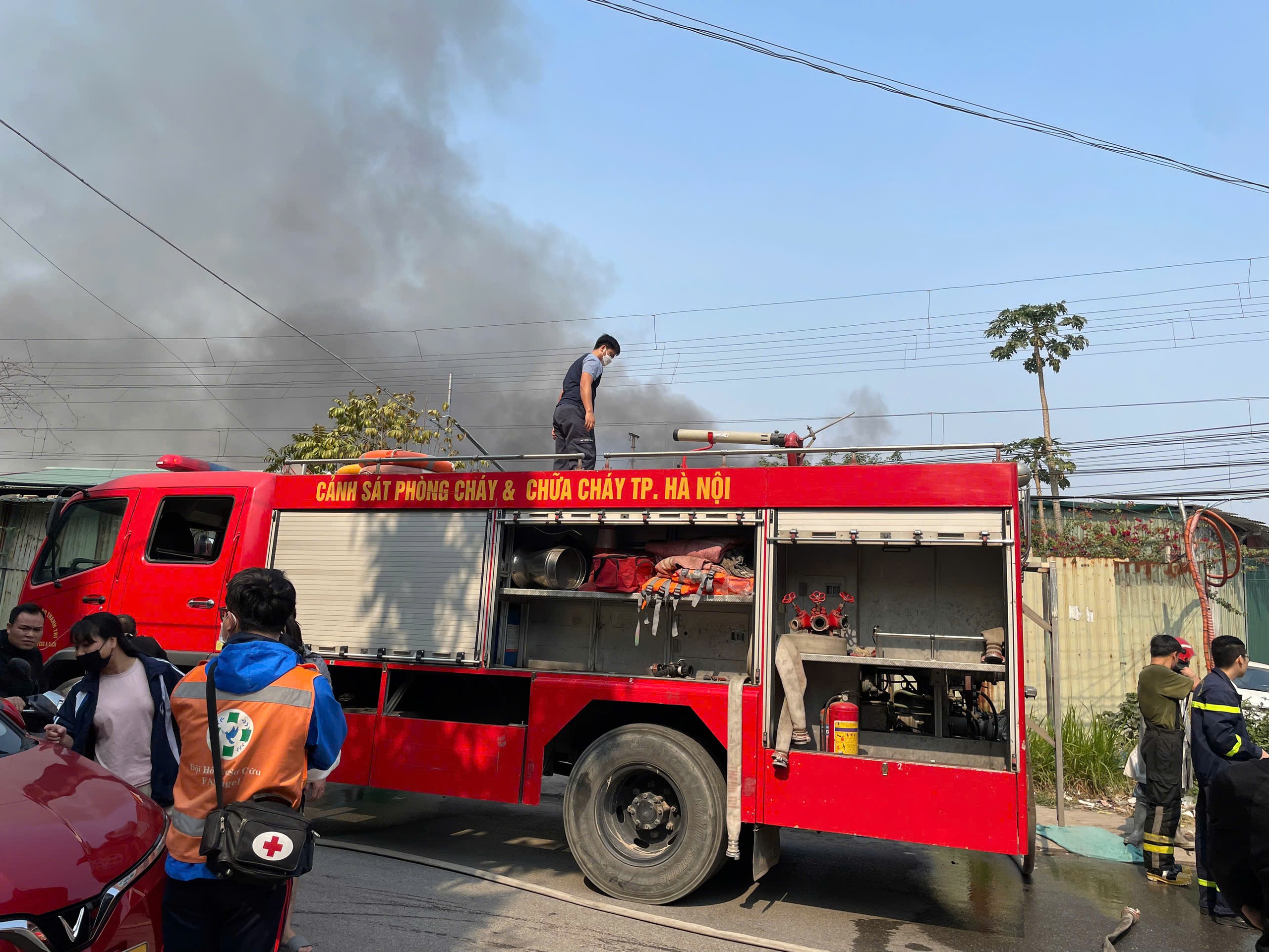 Video: Cháy lớn, huy động máy xúc phá dỡ, mở lối để dập lửa- Ảnh 4. Video: Cháy lớn, huy động máy xúc phá dỡ, mở lối để dập lửa- Ảnh 4.