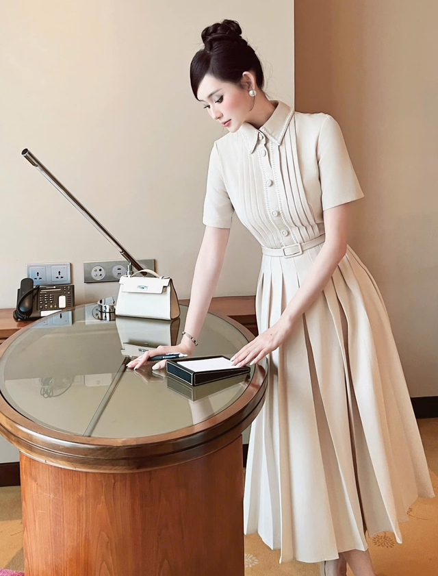 Muốn được khen ngợi trẻ trung, đừng quên diện trang phục sáng màu- Ảnh 2. Muốn được khen ngợi trẻ trung, đừng quên diện trang phục sáng màu- Ảnh 2.