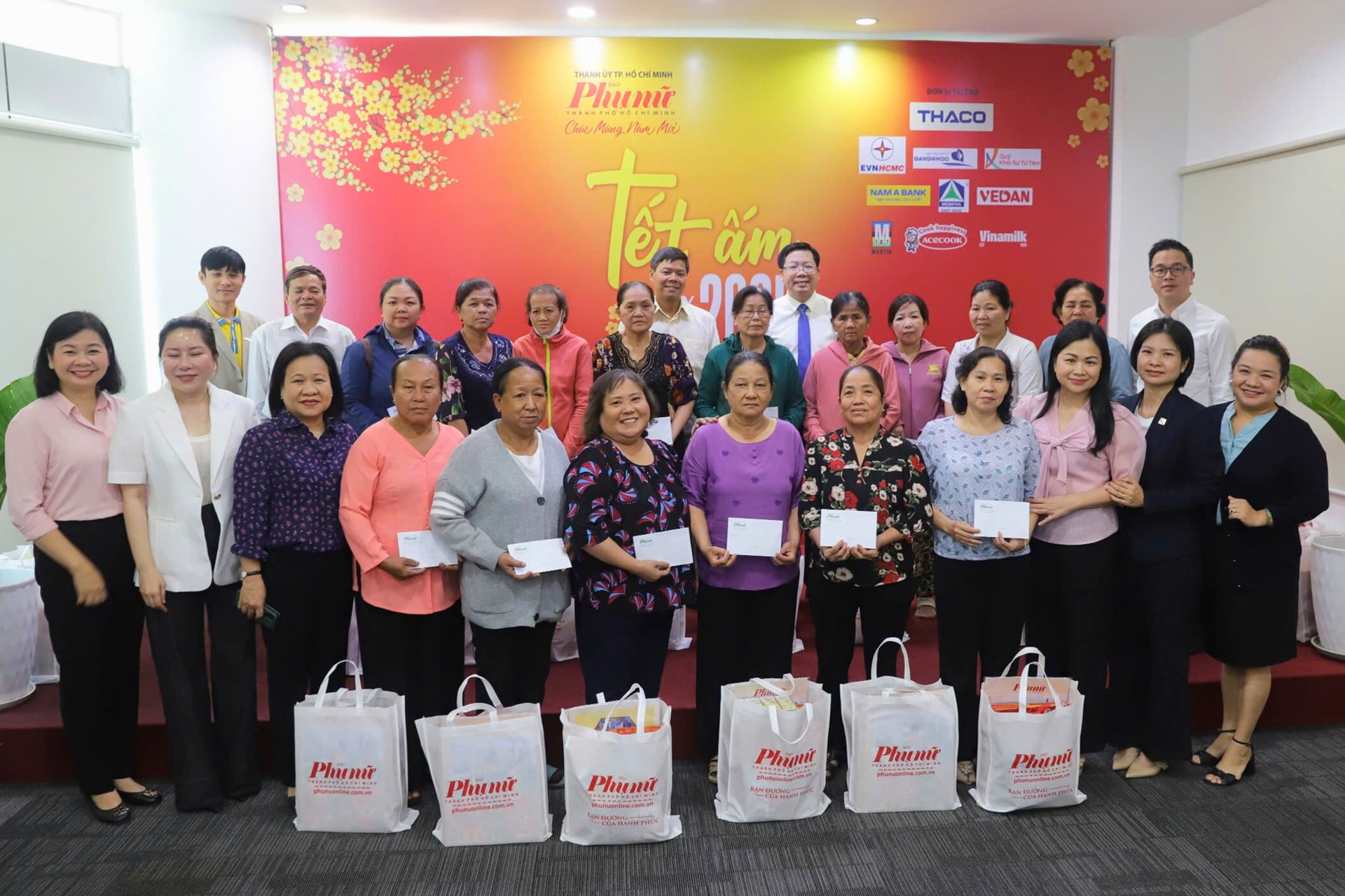 Ban biên tập Báo Phụ nữ TP.HCM, đại diện THACO và các đơn vị tặng quà Tết cho các nữ công nhân 3