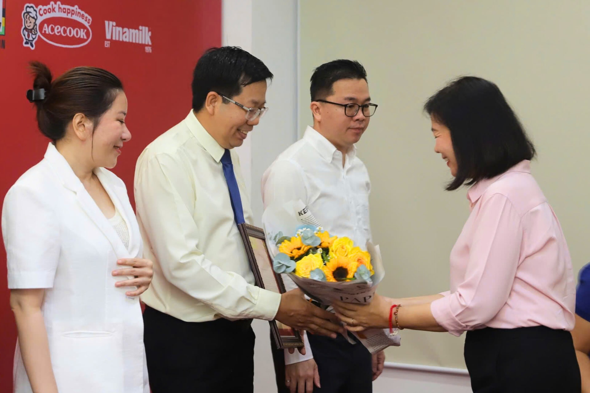 Ban biên tập Báo Phụ nữ TP.HCM trao hoa và thư cảm ơn đến THACO đã đồng hành cùng chương trình 4