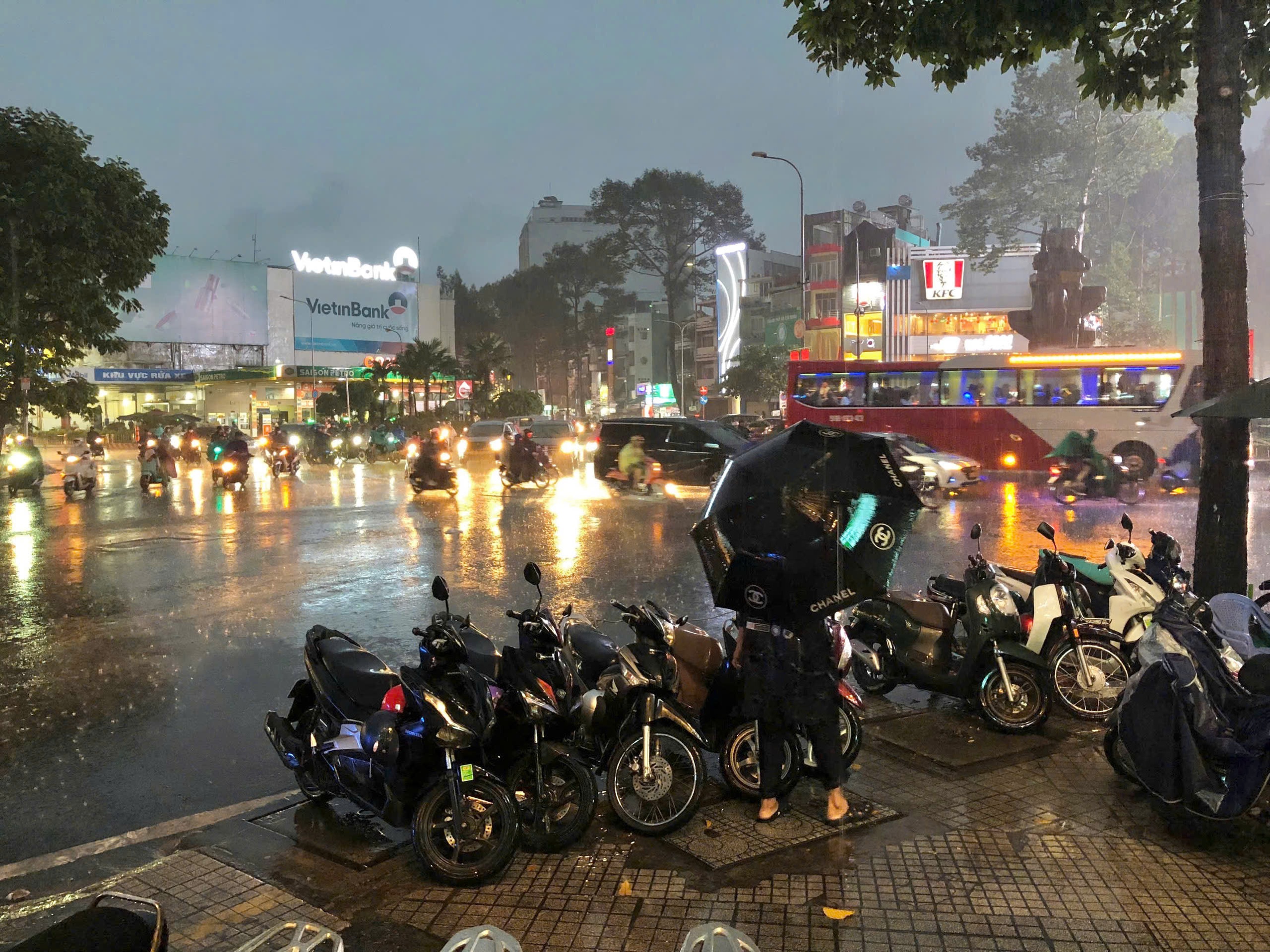 Chiều tan tầm, TP HCM bất chợt có mưa trái mùa- Ảnh 3. Chiều tan tầm, TP HCM bất chợt có mưa trái mùa- Ảnh 3.