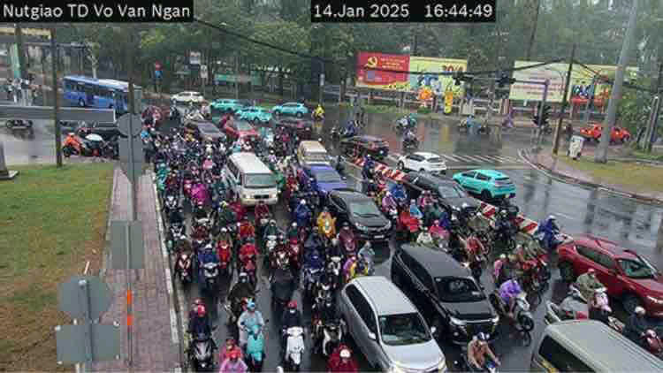 Chiều tan tầm, TP HCM bất chợt có mưa trái mùa- Ảnh 5. Chiều tan tầm, TP HCM bất chợt có mưa trái mùa- Ảnh 5.