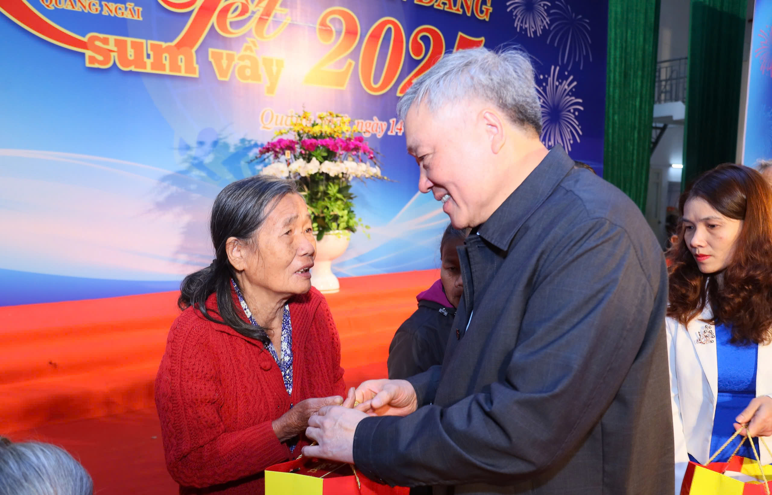 Phó thủ tướng Nguyễn Hòa Bình: Chung tay để công nhân, người nghèo đón Tết sum vầy- Ảnh 3. Phó thủ tướng Nguyễn Hòa Bình: Chung tay để công nhân, người nghèo đón Tết sum vầy- Ảnh 3.