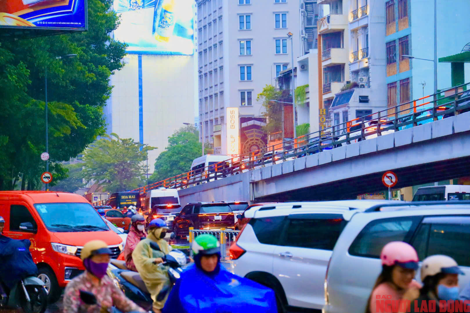Cơn mưa giờ tan tầm khiến tuyến giao thông sân bay Tân Sơn Nhất Cơn mưa giờ tan tầm khiến tuyến giao thông sân bay Tân Sơn Nhất