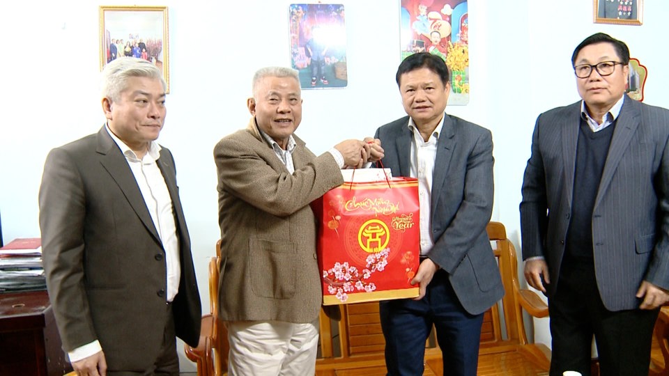Trưởng ban Tổ chức Thành ủy Vũ Đức Bảo thăm, tặng quà gia đình thương binh Vũ Chính Đạt.