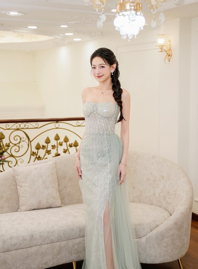 Sức hút của váy áo đính kết tinh xảo- Ảnh 3. Sức hút của váy áo đính kết tinh xảo- Ảnh 3.