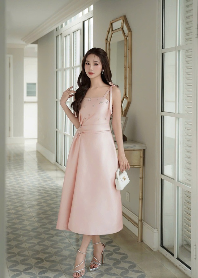 Sức hút của váy áo đính kết tinh xảo- Ảnh 7. Sức hút của váy áo đính kết tinh xảo- Ảnh 7.