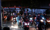 TPHCM khắp nơi kẹt xe, đường ngập sau cơn mưa trái mùa kết hợp triều cường rằm tháng Chạp