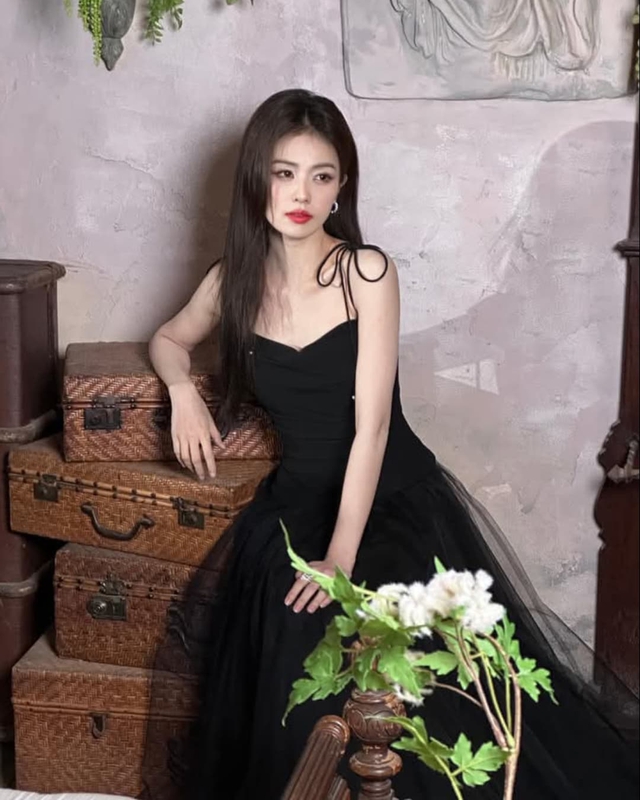 Khoe vẻ đẹp quyến rũ với trang phục màu đen huyền bí- Ảnh 8. Khoe vẻ đẹp quyến rũ với trang phục màu đen huyền bí- Ảnh 8.