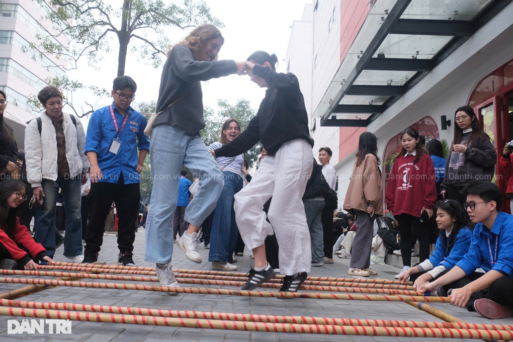 Sinh viên Tây đi cà kheo, nhảy sạp chạm Tết - 2 Sinh viên Tây đi cà kheo, nhảy sạp chạm Tết - 2
