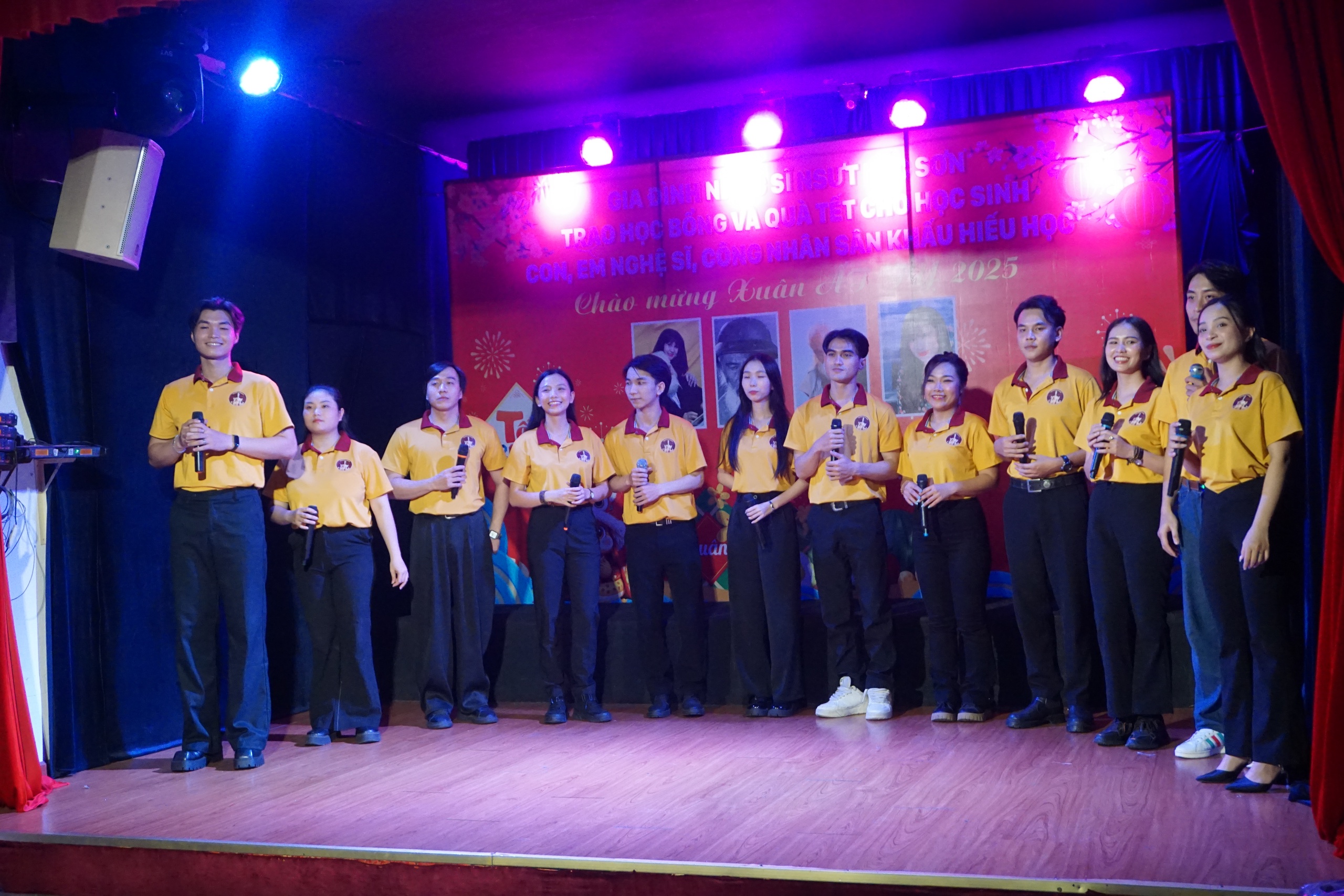 Trao học bổng Trao học bổng