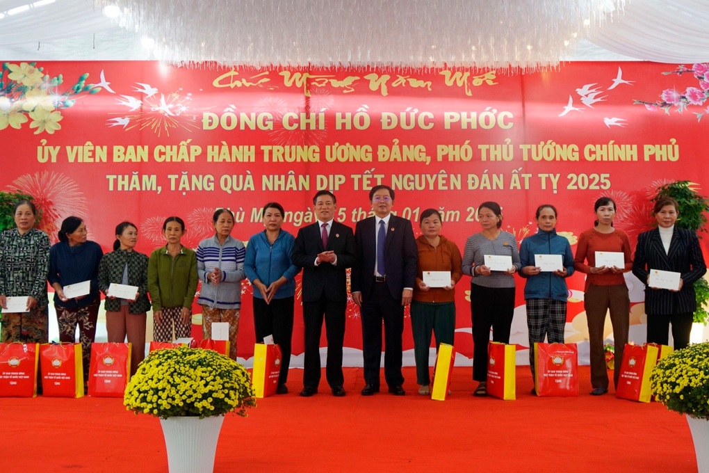 Công nhân xúc động khi nhận quà Tết từ Phó Thủ tướng - 2 Công nhân xúc động khi nhận quà Tết từ Phó Thủ tướng - 2