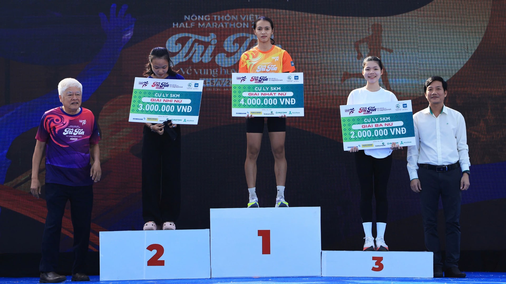 Ông Phạm Đức Vũ - Phó Giám đốc THAGRICO An Giang đã trao giải cho các vận động viên nữ đạt thành tích xuất sắc ở cự ly 5km 2
