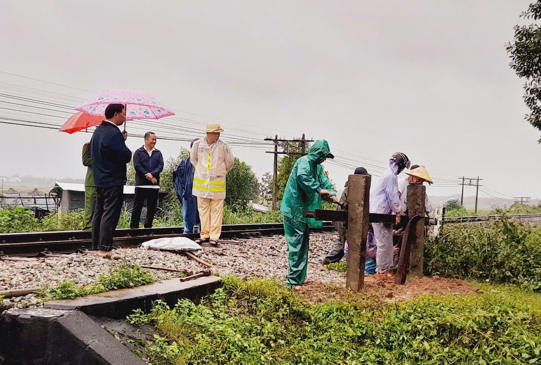 Xóa bỏ nhiều lối đi tự mở qua đường sắt ở Quảng Ngãi- Ảnh 2.