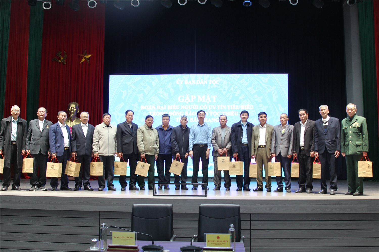 Các đại biểu Người có uy tín trong đồng bào DTTS tỉnh Bắc Giang chụp ảnh tại buổi gặp mặt Các đại biểu Người có uy tín trong đồng bào DTTS tỉnh Bắc Giang chụp ảnh tại buổi gặp mặt