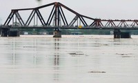 Nhìn gần nước lũ sông Hồng lên tới mố cầu Long Biên, Chương Dương