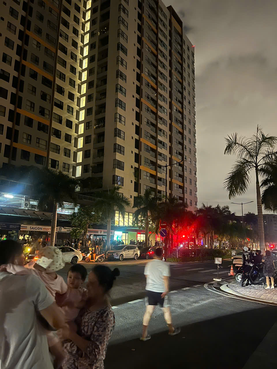 TP HCM: Cháy chung cư Mizuki Park Nam Long, có người đi cấp cứu- Ảnh 7. TP HCM: Cháy chung cư Mizuki Park Nam Long, có người đi cấp cứu- Ảnh 7.