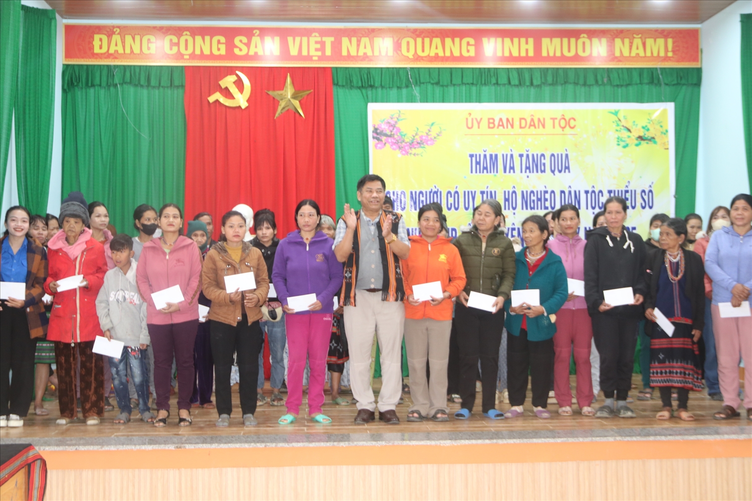 Thứ trưởng, Phó Chủ nhiệm UBDT Y Thông trao 100 suất quà cho người nghèo, Người có uy tín tại huyện Đông Giang. Thứ trưởng, Phó Chủ nhiệm UBDT Y Thông trao 100 suất quà cho người nghèo, Người có uy tín tại huyện Đông Giang.