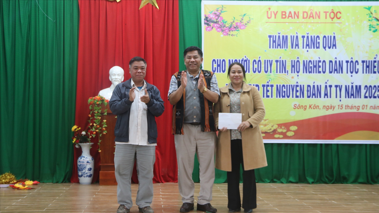 Thứ trưởng, Phó Chủ nhiệm UBDT Y Thông tặng quà cho tập thể UBND xã Sông Kôn. Thứ trưởng, Phó Chủ nhiệm UBDT Y Thông tặng quà cho tập thể UBND xã Sông Kôn.