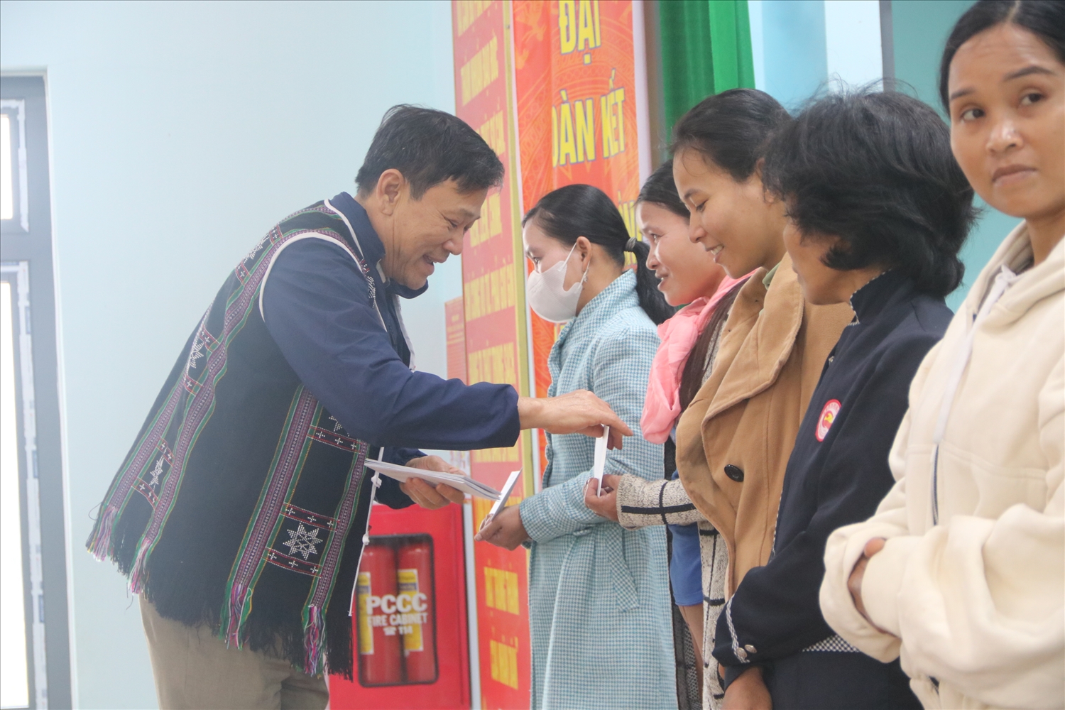 Ông Đặng Tấn Giản - Phó trưởng Ban Dân tộc tỉnh tham gia tặng quà cho người dân. Ông Đặng Tấn Giản - Phó trưởng Ban Dân tộc tỉnh tham gia tặng quà cho người dân.