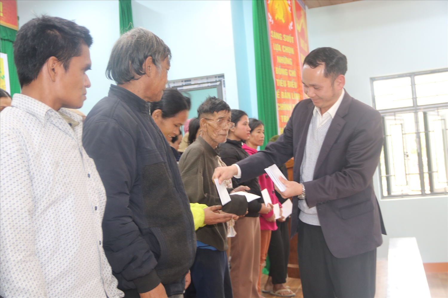 Ông Đỗ Hữu Tùng - Phó Chủ tịch UBND huyện Đông Giang tham gia tặng quà cho người nghèo tại Sông Kôn. Ông Đỗ Hữu Tùng - Phó Chủ tịch UBND huyện Đông Giang tham gia tặng quà cho người nghèo tại Sông Kôn.